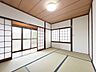 室内：広縁付きの1階和室は、2面採光でやわらかな光が差し込む心地よい空間です。