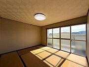 バルコニーに面した2階の和室♪明るい光と風が差し込み、洗濯物を干す際やくつろぐ空間としても快適です♪