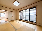 2階和室は落ち着いた雰囲気があり、他のお部屋へ移動しやすい動線も魅力です。