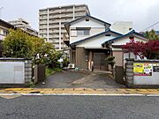 落ち着いた佇まいの外観。敷地もゆとりがあり、戸建てらしい開放感があります。