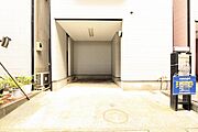 ビルトイン車庫。普通車サイズ駐車可