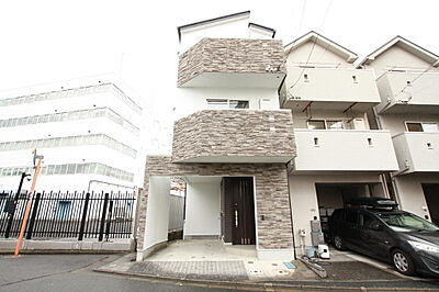 外観:デザインリノベーションを施した美築中古住宅。平坦な暮らしと等々力緑地や多摩川のある自然に包まれた住環境で落ち着きある生活を送って頂けます。 外観:デザインリノベーションを施した美築中古住宅。平坦な暮らしと等々力緑地や多摩川のある自然に包まれた住環境で落ち着きある生活を送って頂けます。