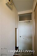 玄関横にちょっとした収納スペース御座います。