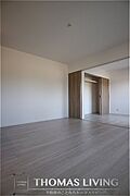 2面続きのお部屋は仕切りを使ったり用途に合わせることができ便利です。