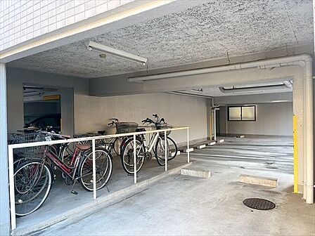 駐輪場雨風から自転車を守ります。
