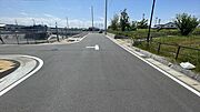 前面道路：道路幅も広く駐車もし易そうです。
