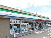 ファミリーマート港宝神2丁目店【ファミリーマート港宝神2丁目店】スローガンは「Fun＆Fresh」。驚きやワクワク感を与えるべく、商品改革に取り組んでいる。（電子マネー利用可　ＡＴＭあり　ネット通…