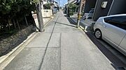 幅員約4mの前面道路です。普通車が1台通れる幅となります。大型車の通行が少ないので、振動や騒音が抑えられます。