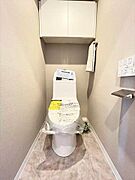 収納棚付きのトイレです。トイレットペーパーのストックも置いておけますね。