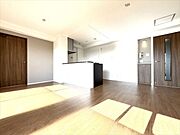 南向きのリビングは日当り良好です。隣には和室も続いているので、扉をオープンにして空間を広く使うことも出来ますね！