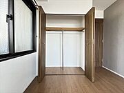 各居室に大きめのクローゼットがついています。引き出しタイプの家具を入れれば、ハンガーにかけれない物もスッキリ収納できますね。
