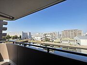 明るい日差したっぷり入り込む南向きバルコニーです♪こんな天気の良い日は気持ち良く洗濯物を干せますね！