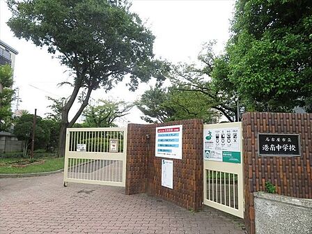 名古屋市立港南中学校【名古屋市立港南中学校】校訓：「共汗、共学、共生」思いやりの心とコミュニケーション能力の育成を目指す。平成22年度に開校60周年を記念し、全校生徒でタイルによるモザイク壁面を作…