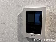 モニター付きインターホン訪問者の顔が見えて安心ですね。玄関先まで行かずにこちらから対応できます。