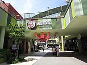 アスナル金山　金山総合駅北口にある複合商業施設です。毎日のように開催されるアーティストのイベント。知ってる有名人が見れるチャンス！ 810m