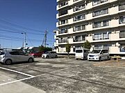 広々とした駐車場となっております。ワゴン車でもスムーズに駐車可能です。