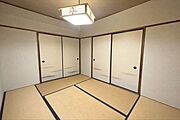 柔らかであたたかな感触の畳はほどよく湿気を吸ってくれるので、直接肌に触れても快適です。お昼寝の場所にも最適です。