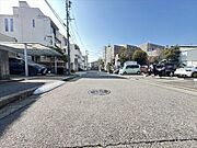 車が余裕を持ってすれ違うことが出来る道幅です。車の出し入れも余裕を持って行うことが出来ます。