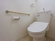 トイレは1階と2階に完備しています。手すり付きで安心ですね。