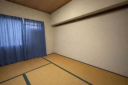 ※実際の写真から生活用品を消すCG加工をしています。畳のある暮らしが楽しめる和室。リビングとつながる落ち着いた空間です。