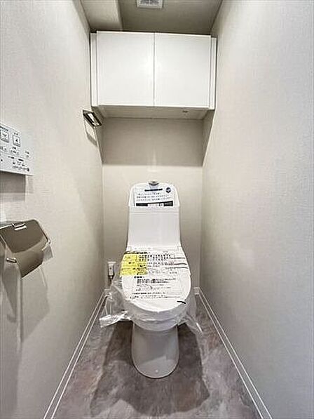 棚がついているのでトイレットペーパーなども収納しておけますね♪