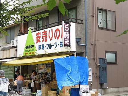 ぜんめいや名古屋港店築地口駅から0.2kmと便利な場所にあります。定休日は水・日曜日。野菜やフルーツ、お花を販売しています。特に火曜・金曜日に販売のフルーツサンドが人気です。 690m