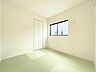和室：リビングとつながる畳敷きのお部屋は、お客さまが遊びに来た時にも使えますし、ちょっと疲れた時にお昼寝できるのもうれしいですね。