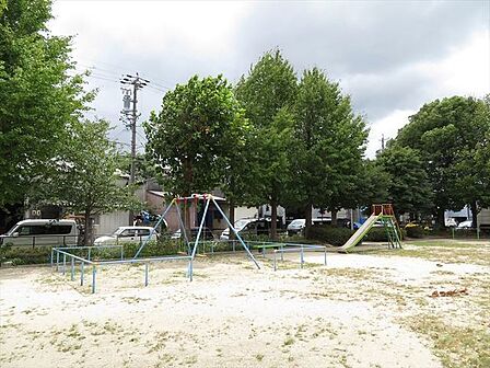 宝神第一公園遊具はすべり台やブランコがあります。砂場にはシートが被せてあるので、お子様を安心して遊ばせることができます。ゲートボールを楽しむ、ふれあい場としても活用されています。 210m