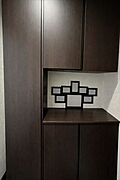 ※実際の写真から生活用品を消すCG加工をしています。大型の玄関収納には小物を飾るスペースがあります。