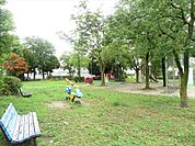 大手公園緑が多く小さなお子様も安心して遊べる公園です。タコやカメ、しろくま、ぞうさんなどかわいい動物がお出迎えしてくれます。つる棚の下でおしゃべりも楽しそうです。 480m