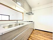 キッチンとリビングダイニングの距離が近いので料理しながら家族との会話も弾みそう♪ゆとりのワークトップで配膳用のお皿を並べながらの調理もできそうですね。
