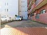 駐車場：マンション南側の駐車場です。