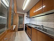 スタイリッシュなキッチンと広々空間。明るさと使いやすさを兼ね備えた魅力のLDKです。