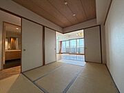リビングとつながる畳敷きのお部屋は、お客さまが遊びに来た時にも使えますし、ちょっと疲れた時にお昼寝できるのもうれしいですね。
