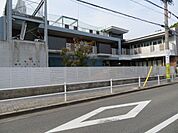 わんぱく保育園古来より伝わる格言「三つ子の魂百まで」が、わんぱく保育園の大切にしている思想です。裸足保育や空手など生きる力の土台作りを一番に考えた保育園を目指しています。 390m