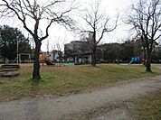 春田野中央公園緑がたくさんの広々とした公園。公園内はお手入れもされているのでキレイです。複合遊具や健康遊具もありお子様からお年寄りまでお楽しみいただけます。 90m