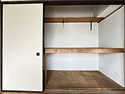 奥行きのある押し入れには寝具やストック品、大きめの荷物もスッキリしまえますね。