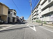 ●前面道路●歩道があるため、ベビーカーや自転車、お子様から高齢者まで安心して通行できます