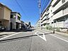 外観：●前面道路●歩道があるため、ベビーカーや自転車、お子様から高齢者まで安心して通行できます