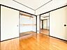 洋室：4.5帖南向き、掃き出し窓はバルコニーに繋がっています。ダイニングキッチンの隣に位置し、戸を開けてより広く使うこともできます。