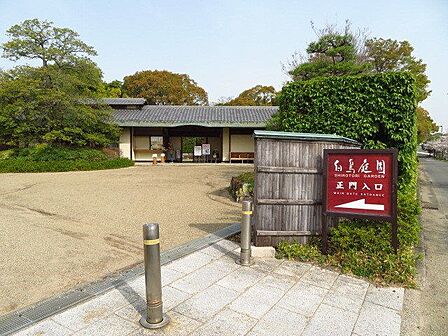 白鳥庭園中部圏最大級の日本庭園。夜のライトアップもとても人気があります。一年を通じて多くの花が咲き、紅葉や雪吊りといった、四季折々の風情を楽しめます。期間限定で謎解きも楽しめます。 620m