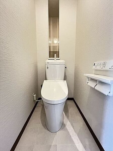 無駄のないシンプルなトイレは、お好みに合わせた空間づくりが楽しめます。
