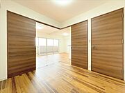 リビングとつながるお部屋は、お客さまが遊びに来た時にも使えますし、ちょっと疲れた時にお昼寝できるのもうれしいですね。