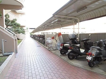 自転車・バイク置き場：屋根があるため、直射日光が当たりにくく、バイクや自転車も色褪せにくいです