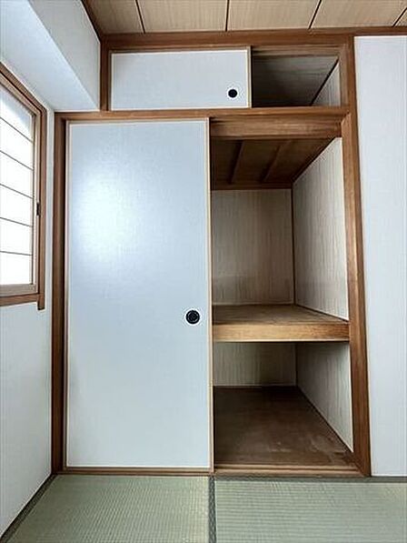 落ち着いた雰囲気の和室。客間やくつろぎの空間として幅広く活用できます。