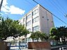 周辺：名古屋市立明徳小学校校訓：「強く　正しく　明るく」　ジャガイモやツルレイシ、オクラやホウセンカを育てることで収穫の喜びを味わっています。また6年生は障碍児学級との交流を行っています。 1310m