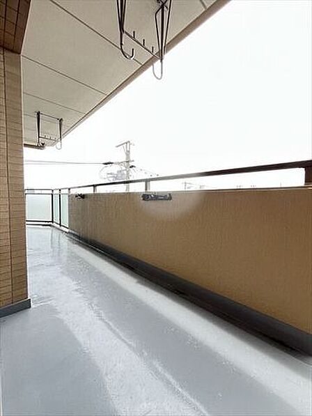 L字型のバルコニーです。光が多方向から入り、お部屋に明るさをもたらします。