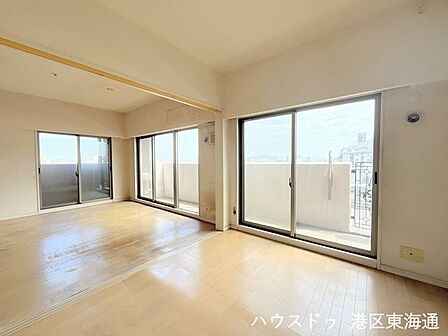 リビングとダイニングキッチンがワンフロアに集まった開放的な空間。できた料理をすぐに食卓へ運べるのも嬉しいところです。解放感あるリビングで友人を招いてホームパーティーなどできそうです。