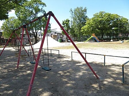 小碓中央公園【小碓中央公園】この辺りではもっとも広さがあり、避難場所としても登録されている公園です。富士山型すべり台やブランコ、普通のすべり台などの遊具があります。いつも子供たちで賑わっています…