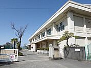 大里中学校　すべての教育活動を通して、生徒の個性や可能性を伸ばし、知・徳・体の調和のとれた人間形成を図るとともに、未来をたくましく生き抜く生徒を育成する。 1700m